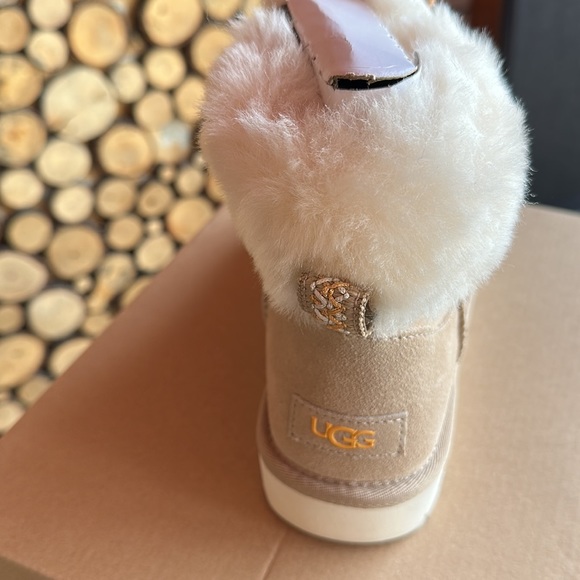 Ugg Mini Alpine Lace - Picture 3 of 5